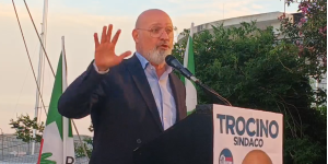 Bonaccini a Crotone: «Se il Ponte sullo Stretto è la priorità del Governo, siamo un Paese di matti»