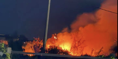 Incendio distrugge l'insediamento dei braccianti a Corigliano-Rossano: un ferito grave