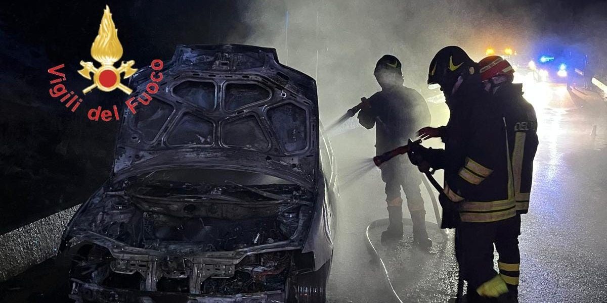 Auto in fiamme a Soveria Mannelli, intervento dei vigili del fuoco