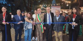 Viaggio nelle Terre di Cosenza, Caruso e Caligiuri all’inaugurazione: «Valorizziamo le eccellenze della Calabria»