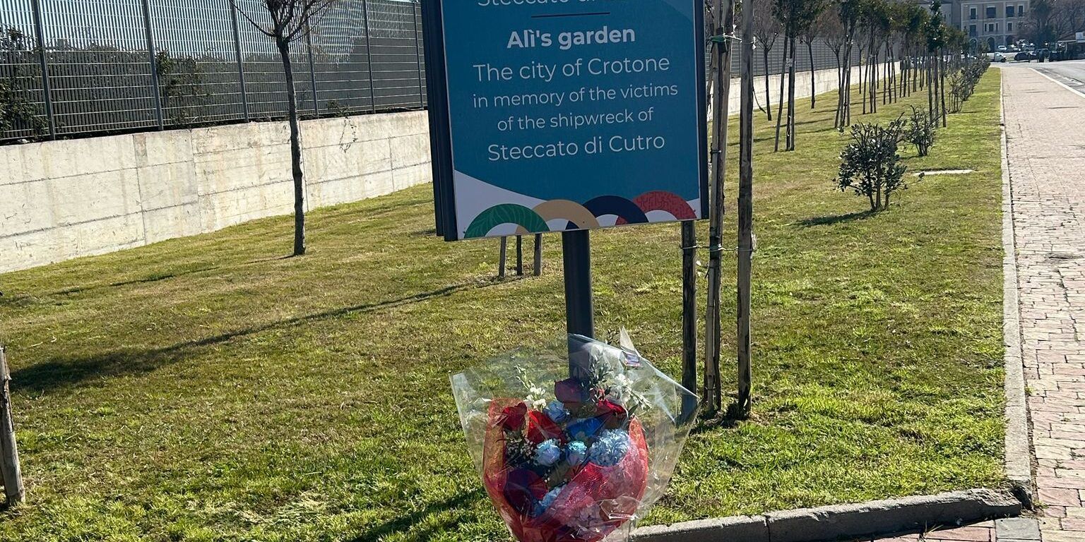 Il ricordo del piccolo Alì a due anni dal tragico naufragio di Steccato di Cutro. Voce: «Vittime innocenti»