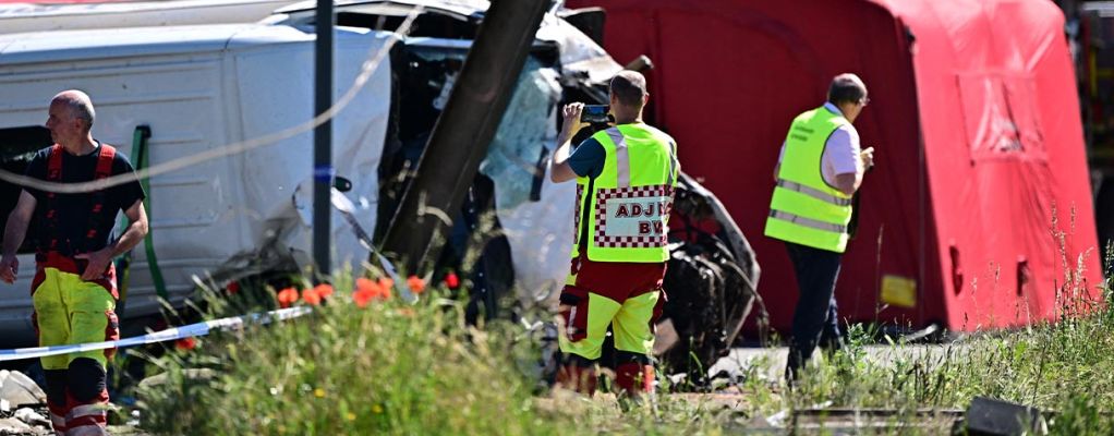 Scuolabus travolto da treno in Belgio, quattro morti