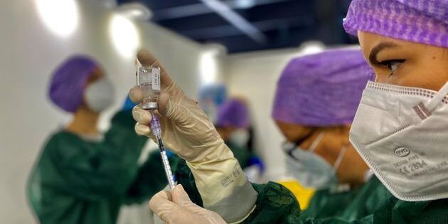 Covid, Iss: «Rischio contagio dieci volte più basso tra vaccinati»