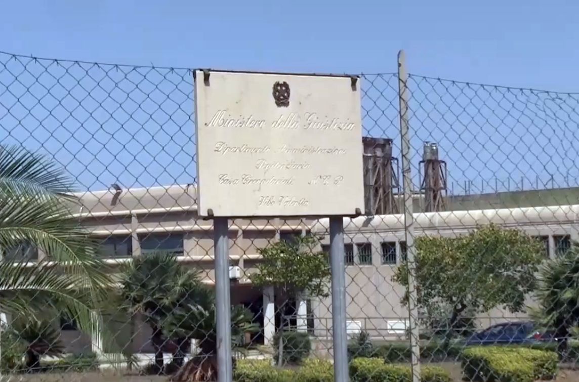 Detenuto appicca incendio, 8 agenti del carcere di Vibo in ospedale