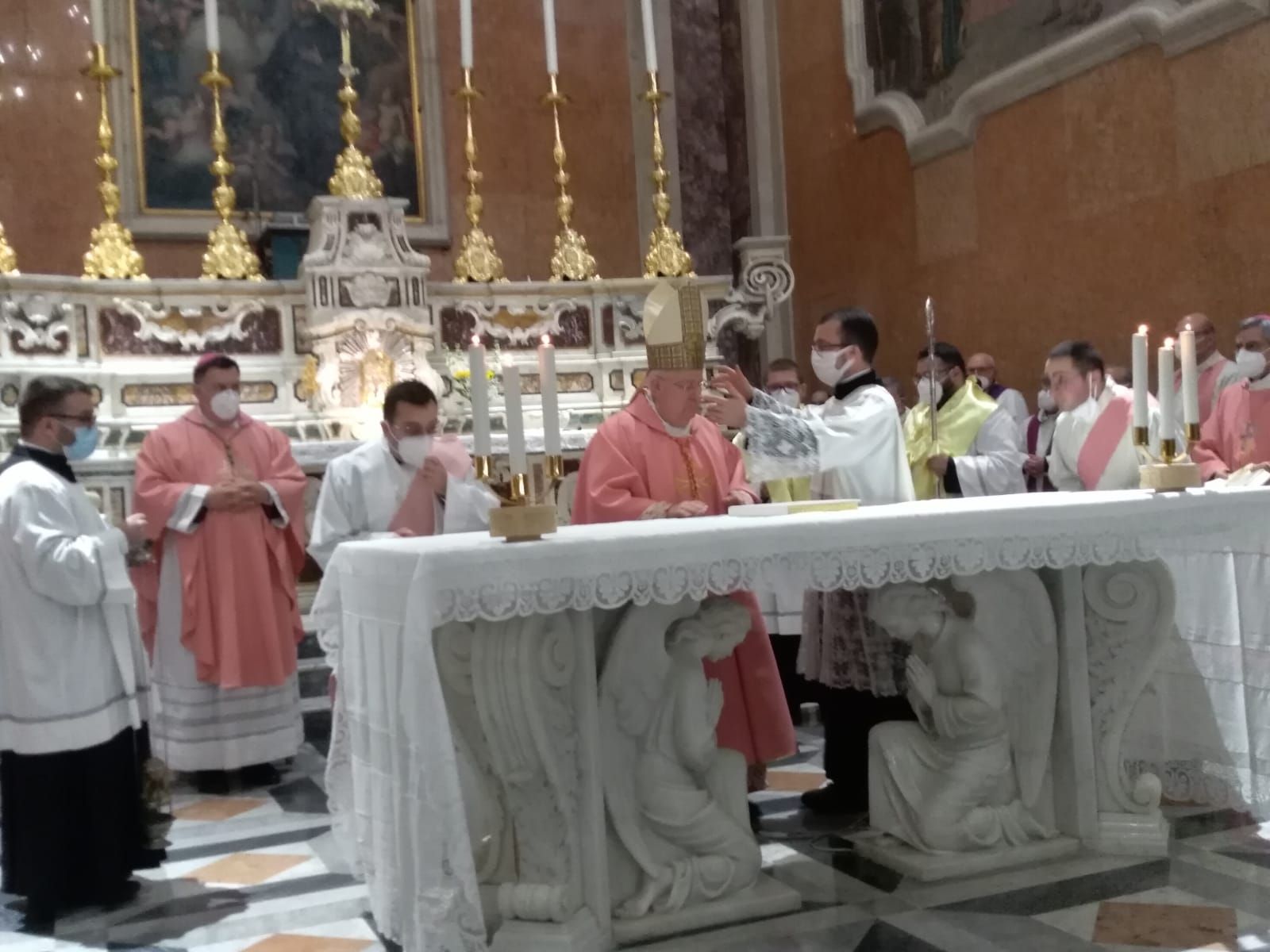 Catanzaro, l’abbraccio del cardinale Bassetti ai fedeli: «Questa diocesi parte bene»