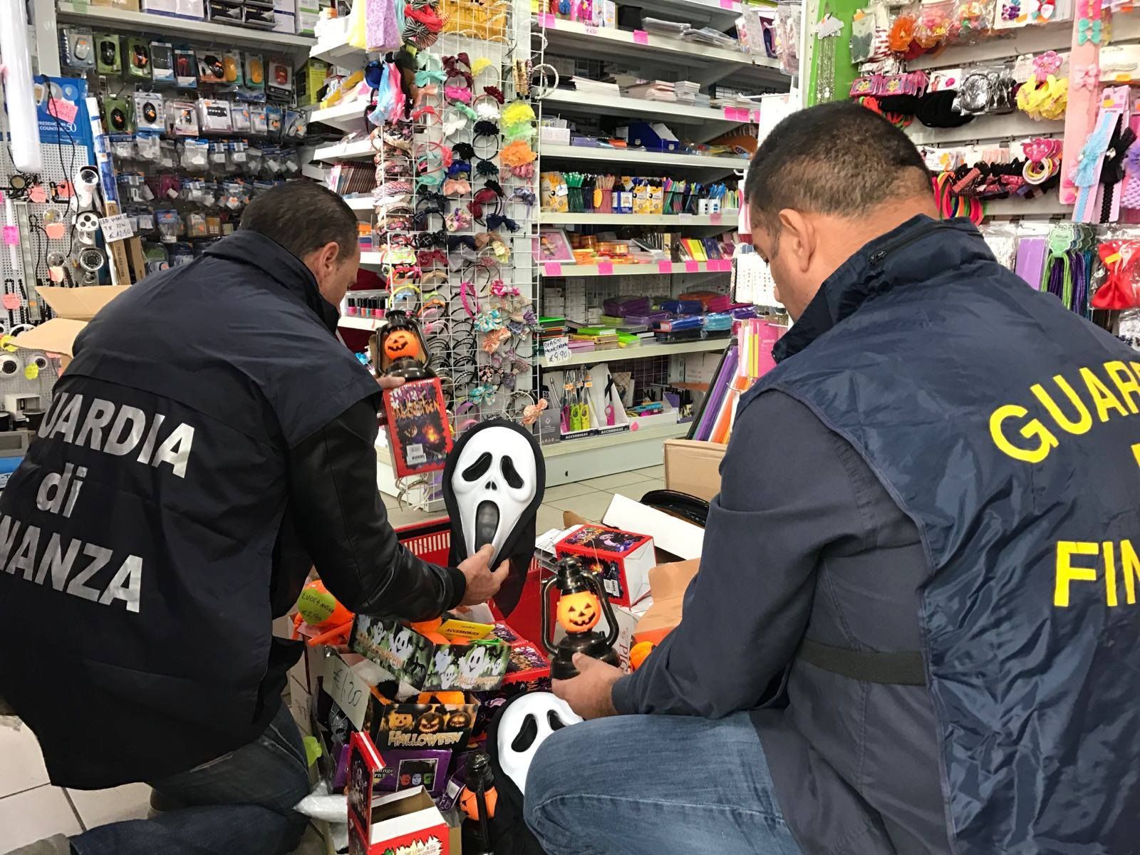 Cosenza, sequestrati oltre tre milioni di maschere di Halloween