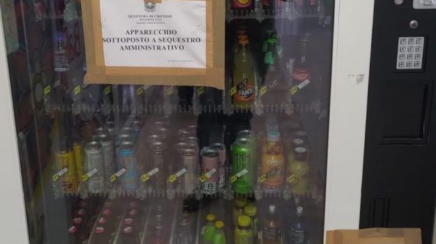 Distributori automatici di alcolici senza controlli, sequestro e multa da 10mila euro a Crotone