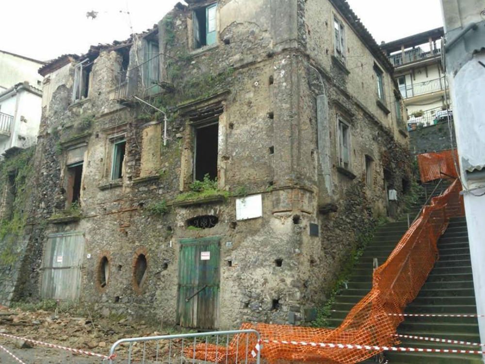 MALTEMPO | Crolla palazzina disabitata, strada chiusa a San Nicola da Crissa
