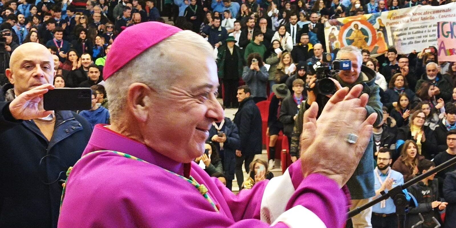 Cosenza accoglie il nuovo vescovo. L’insediamento ufficiale di monsignor Checchinato – FOTO e VIDEO