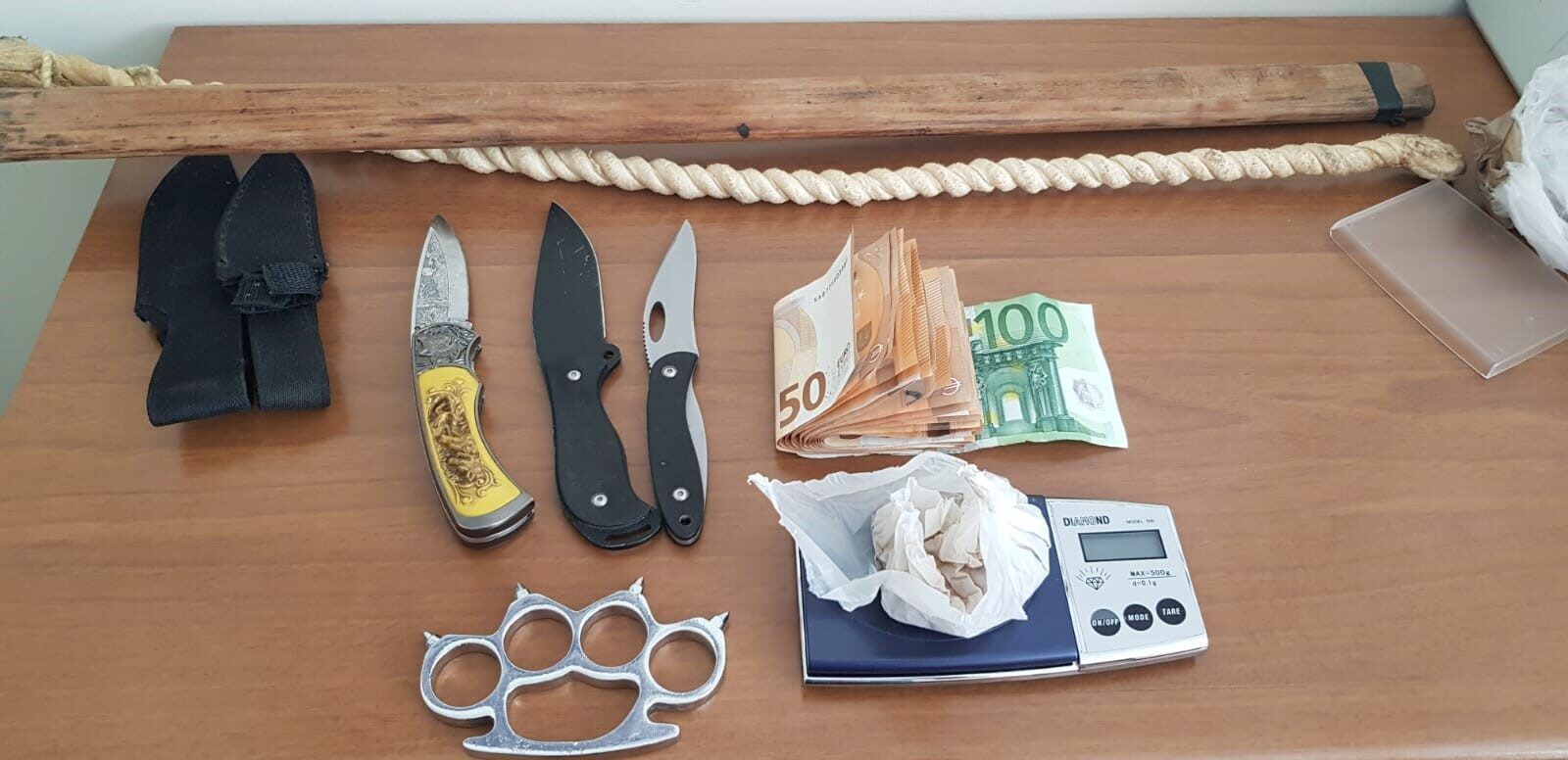 Detenevano eroina e numerose armi: due arresti a Catanzaro