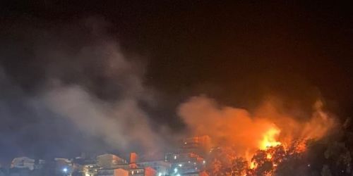Uno dei roghi che ha devastato il Crotone