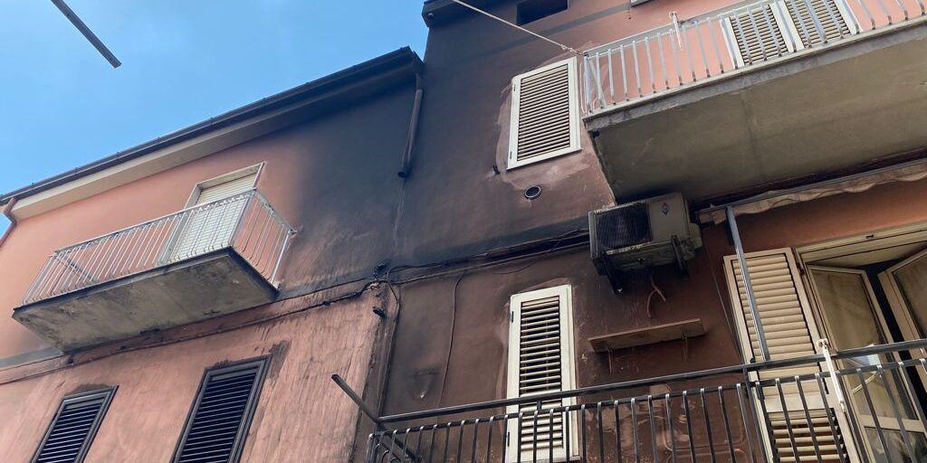 In fiamme due auto a Cassano, danni ad alcune abitazioni