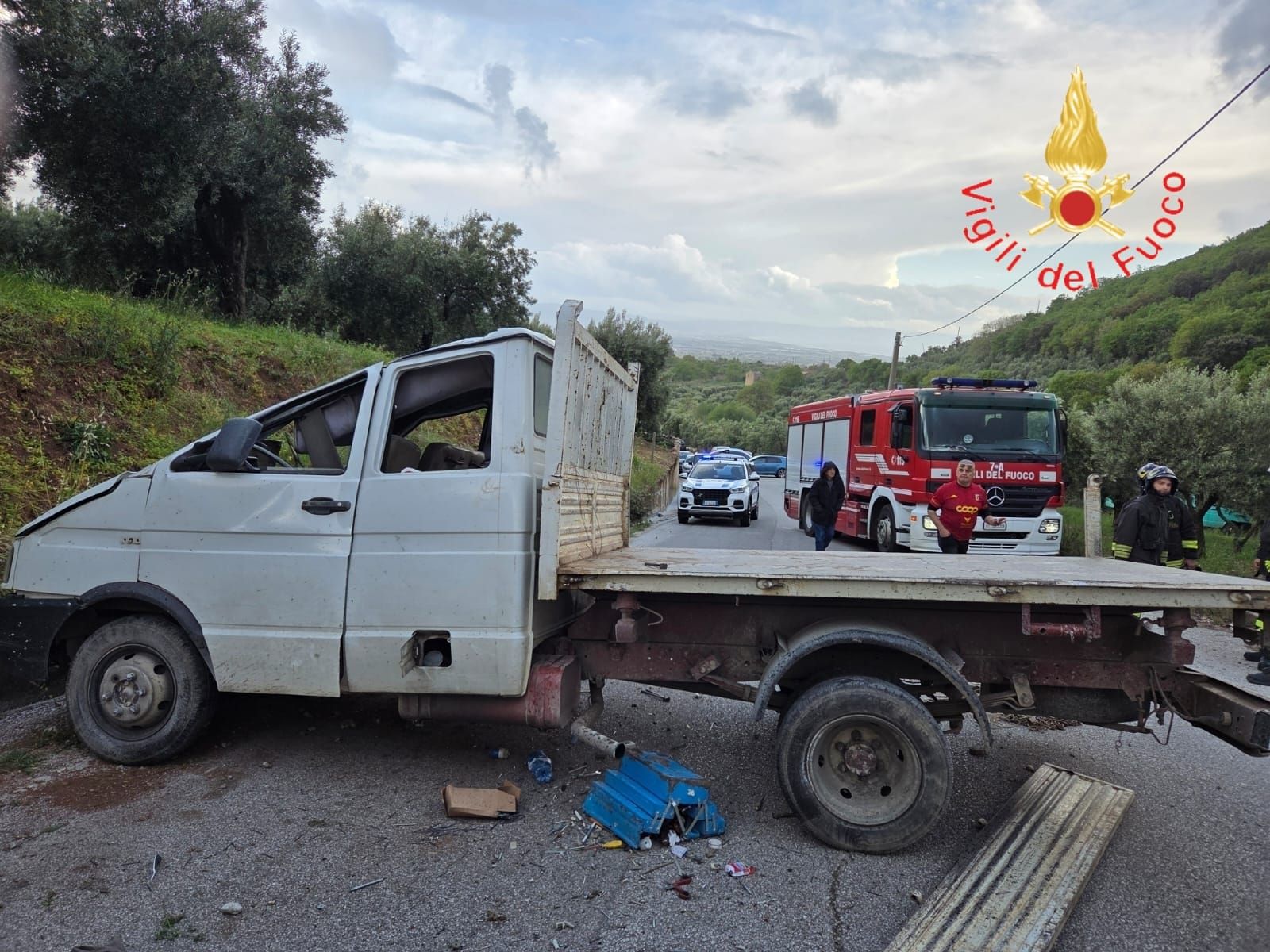 Incidente a Lamezia, furgone contro un muretto: due feriti gravi – FOTO