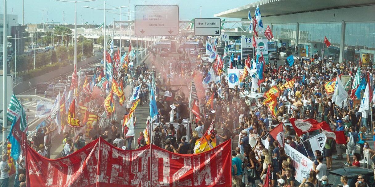 Vertenza Alitalia, i lavoratori bloccano la Roma-Fiumicino