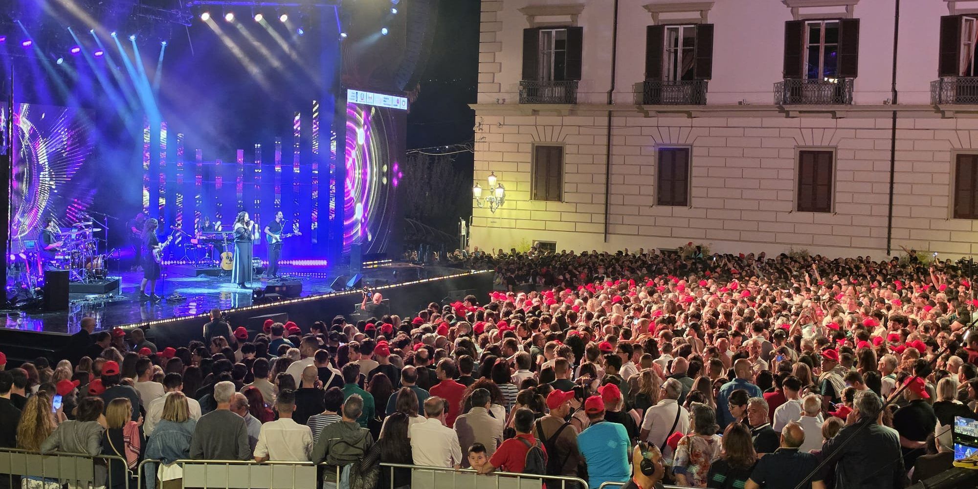 Tutta l’energia di Cosenza nella prima serata Rai: mercoledì 5 agosto ecco “Radio2Live”