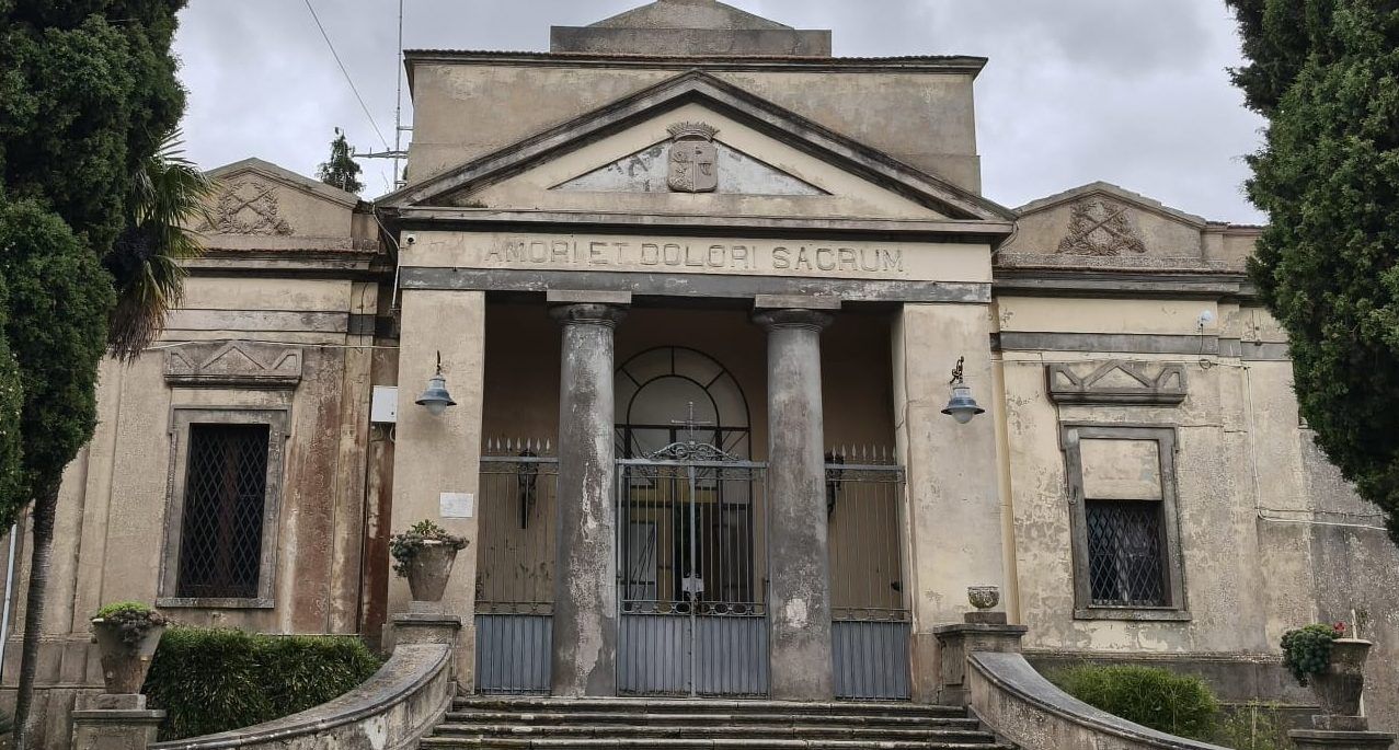 Da 9 mesi al cimitero di Vibo senza sepoltura, il Comune emette un’ordinanza