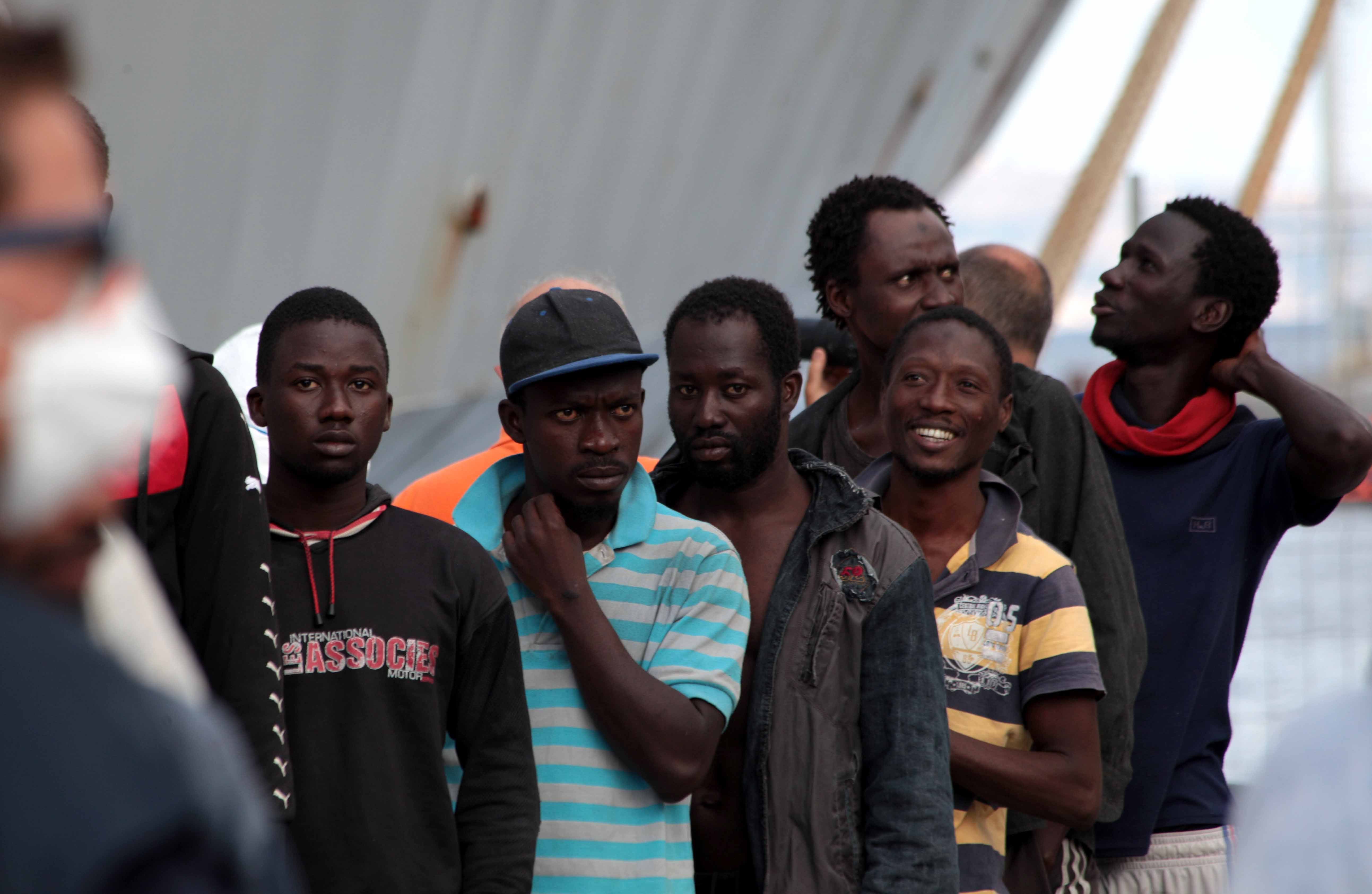 La nave dei migranti a Reggio, c'è anche un cadavere a bordo