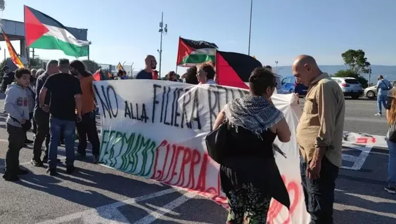 Container sospetti per Israele, presidio pro Palestina al porto di Gioia Tauro: «Basta traffici di guerra»