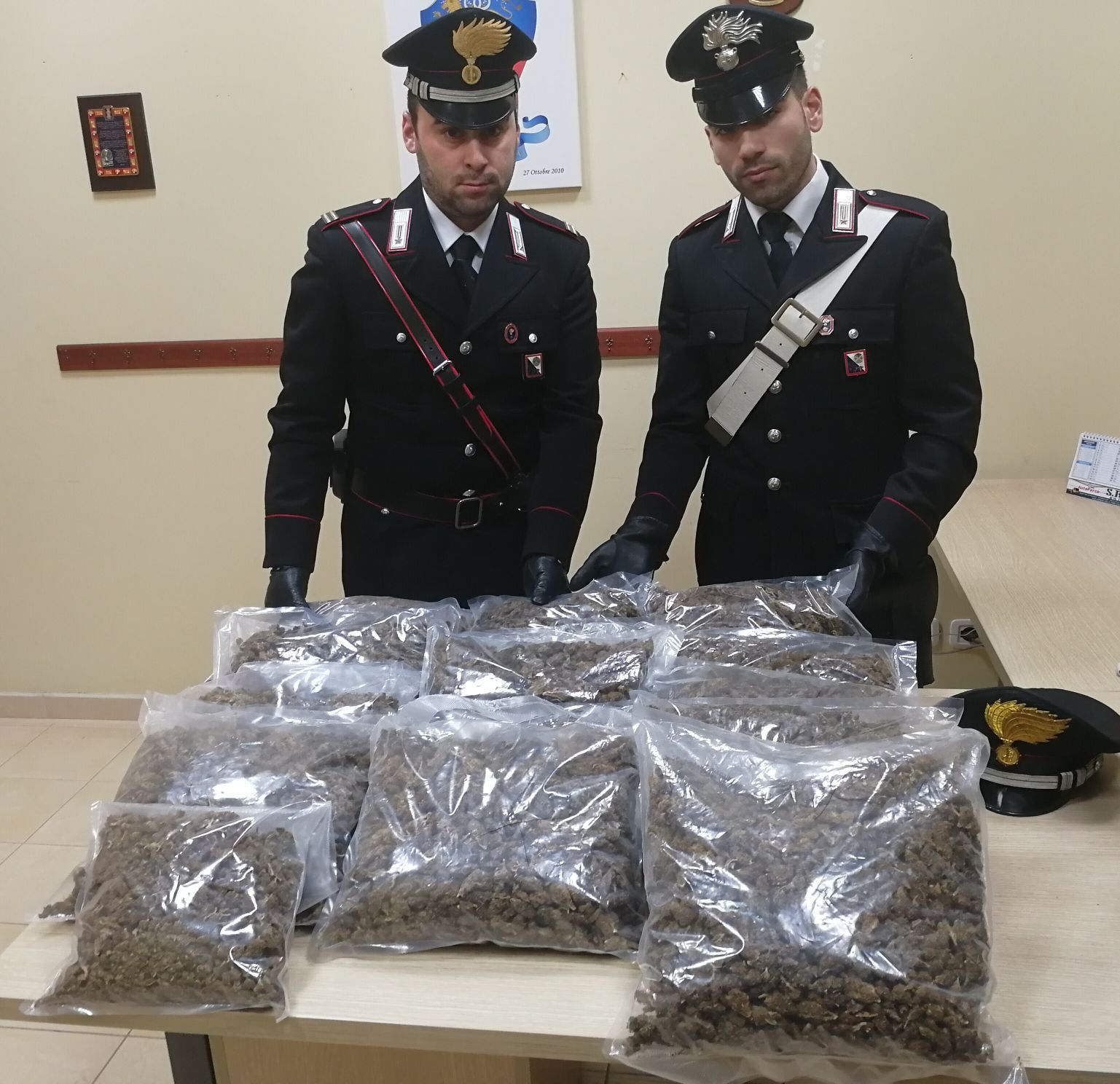 Gioia Tauro, fermato in autostrada con 11 kg di marijuana