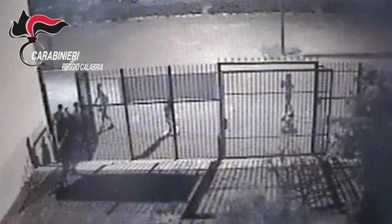 Picchiò il sacerdote che lo rimproverava, condannato a 12 anni