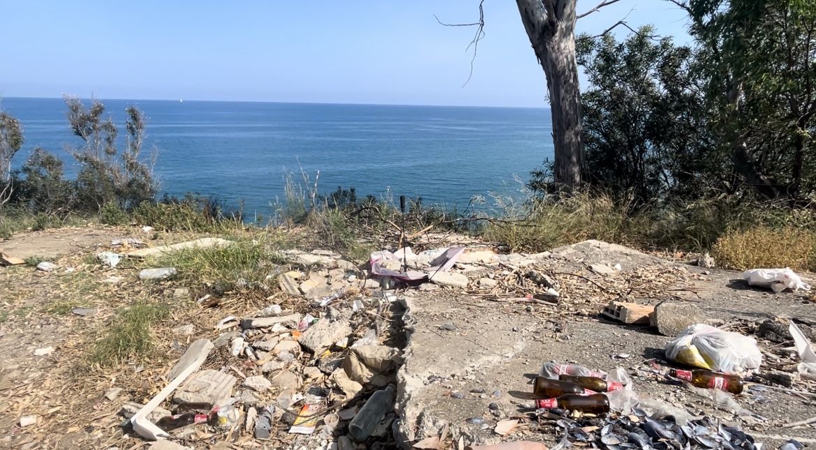 La Scogliera tra Africo e Bianco, paesaggio mozzafiato deturpato da una discarica a cielo aperto sulla statale 106 – FOTO E VIDEO