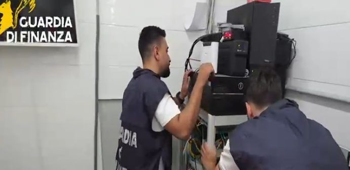 Pirateria audiovisiva e “pezzotto”: scoperte tre centrali di smistamento del segnale Iptv a Crotone – VIDEO