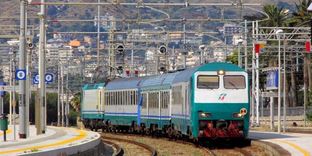 Incendio sulla linea Paola-Reggio Calabria, circolazione rallentata e ritardi fino a 60 minuti