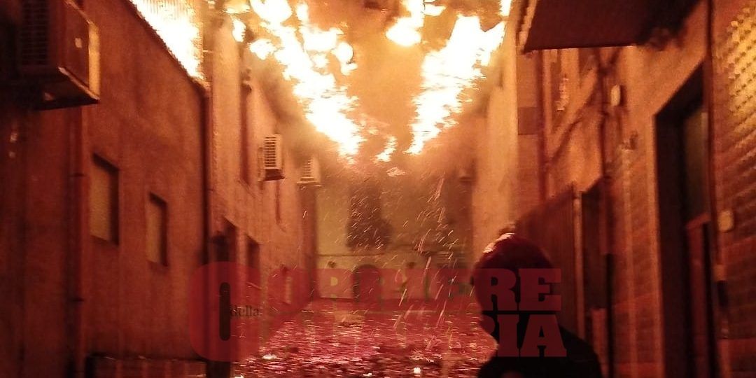 Vasto incendio a Soveria Mannelli: colpite attività e case vicine – VIDEO