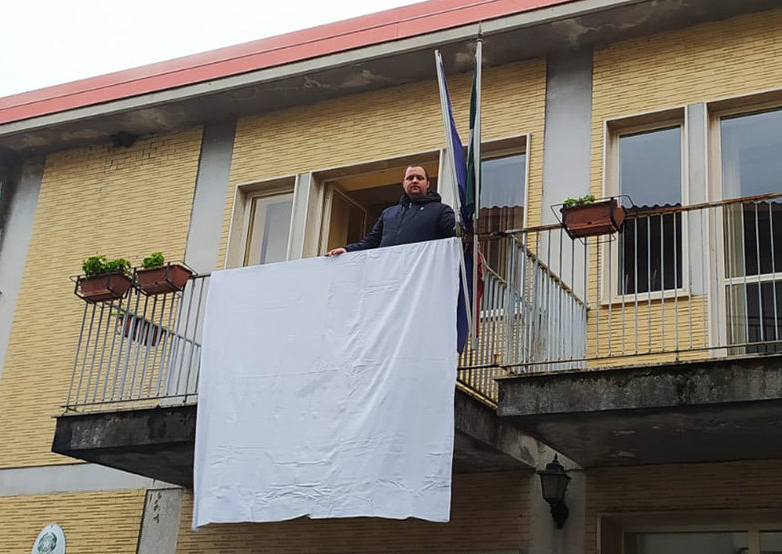 Assassinio di Lorena, il sindaco di Dasà espone il drappo bianco