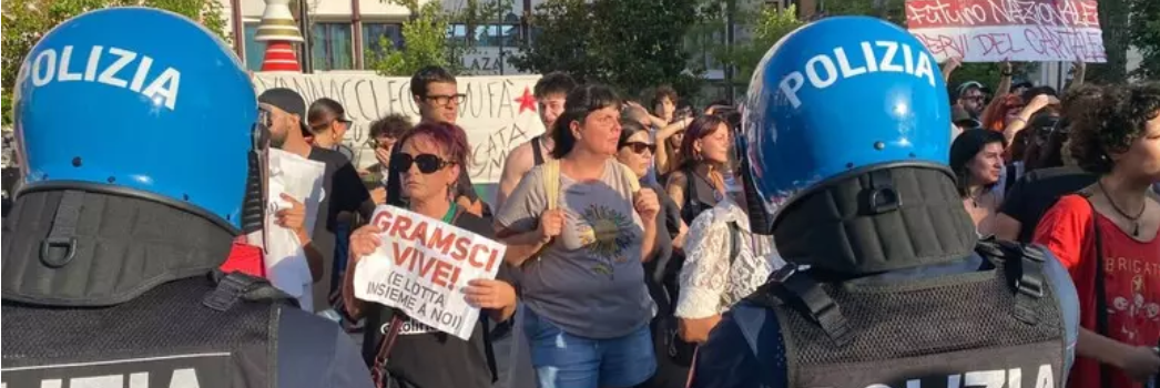 Tensioni al comizio di Vannacci, l’intervento degli agenti antisommossa