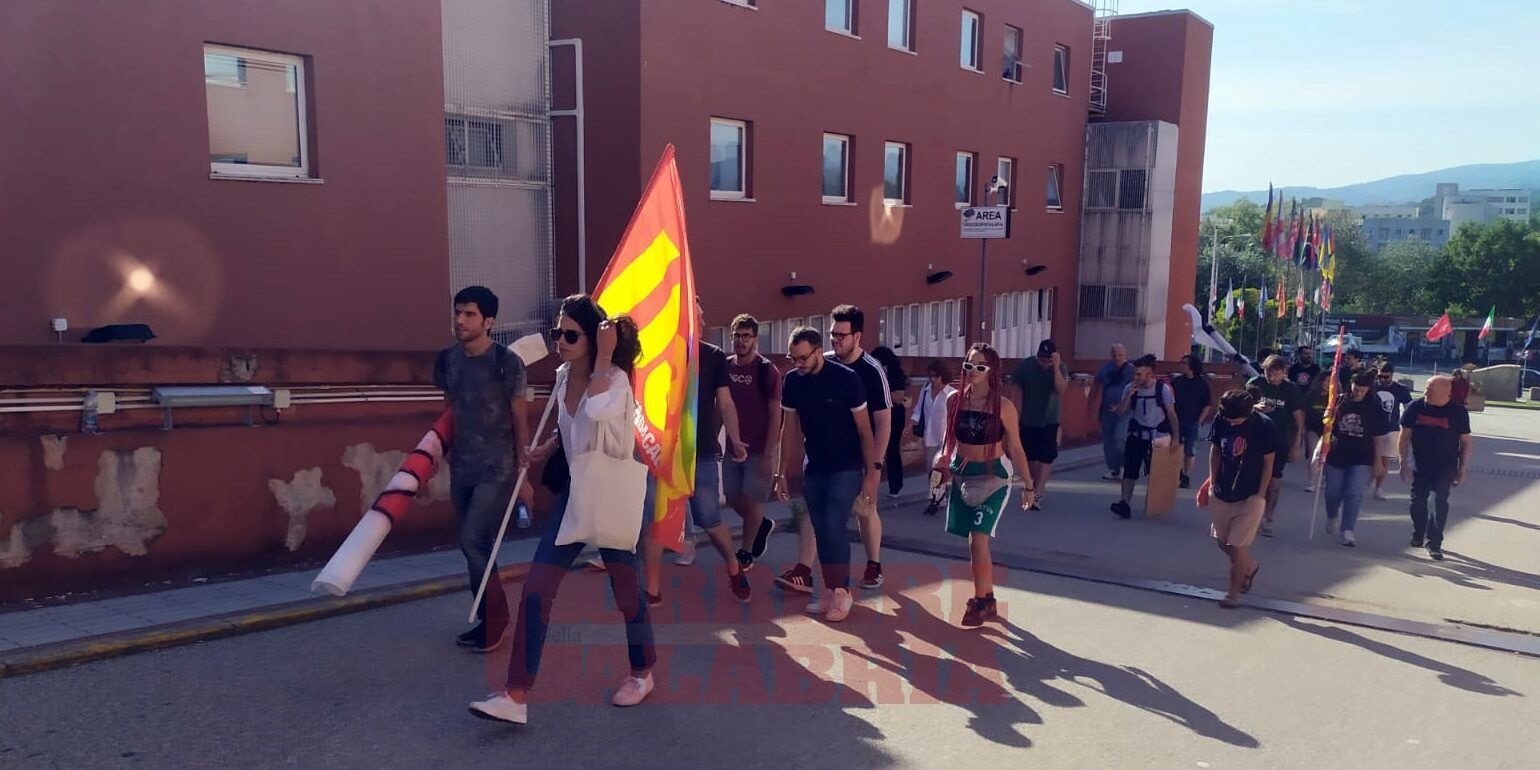 Alloggi, reddito, diritto allo studio. L’ora della protesta all’Università della Calabria – VIDEO