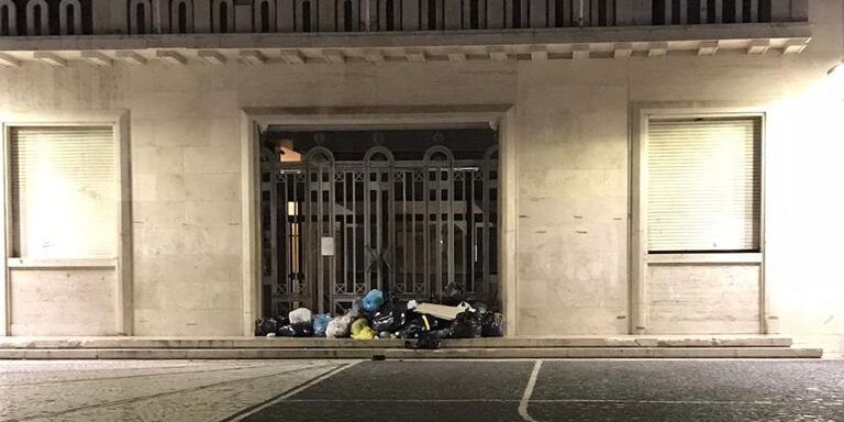 Crotone, cumuli di spazzatura davanti al portone di ingresso del Comune