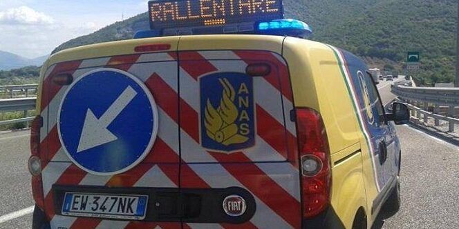Incendio a bordo strada sull’A2, chiuso il tratto tra gli svincoli di Bagnara e Scilla