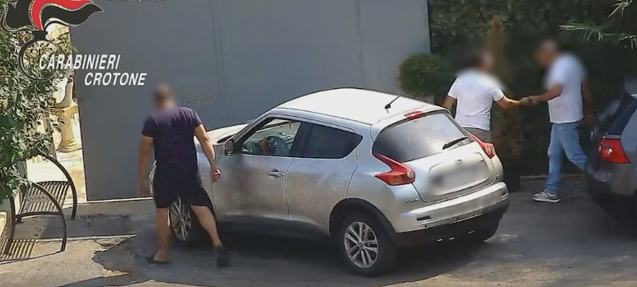 Crotone, scoperta una “casa dello spaccio” vicino a una scuola: arrestati due coniugi – VIDEO