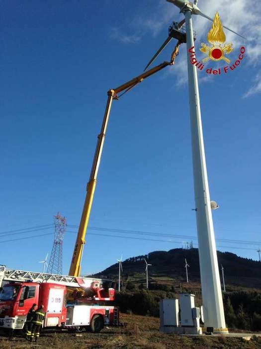 Bloccati sulla pala eolica, due operai salvati dai vigili del fuoco