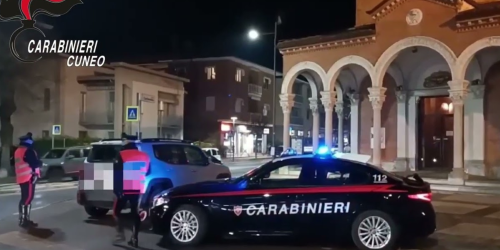 Incinta di otto mesi rinchiusa nel bagagliaio dal marito