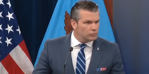 Hegseth che vuole citare la Bibbia ma è Pulp Fiction
