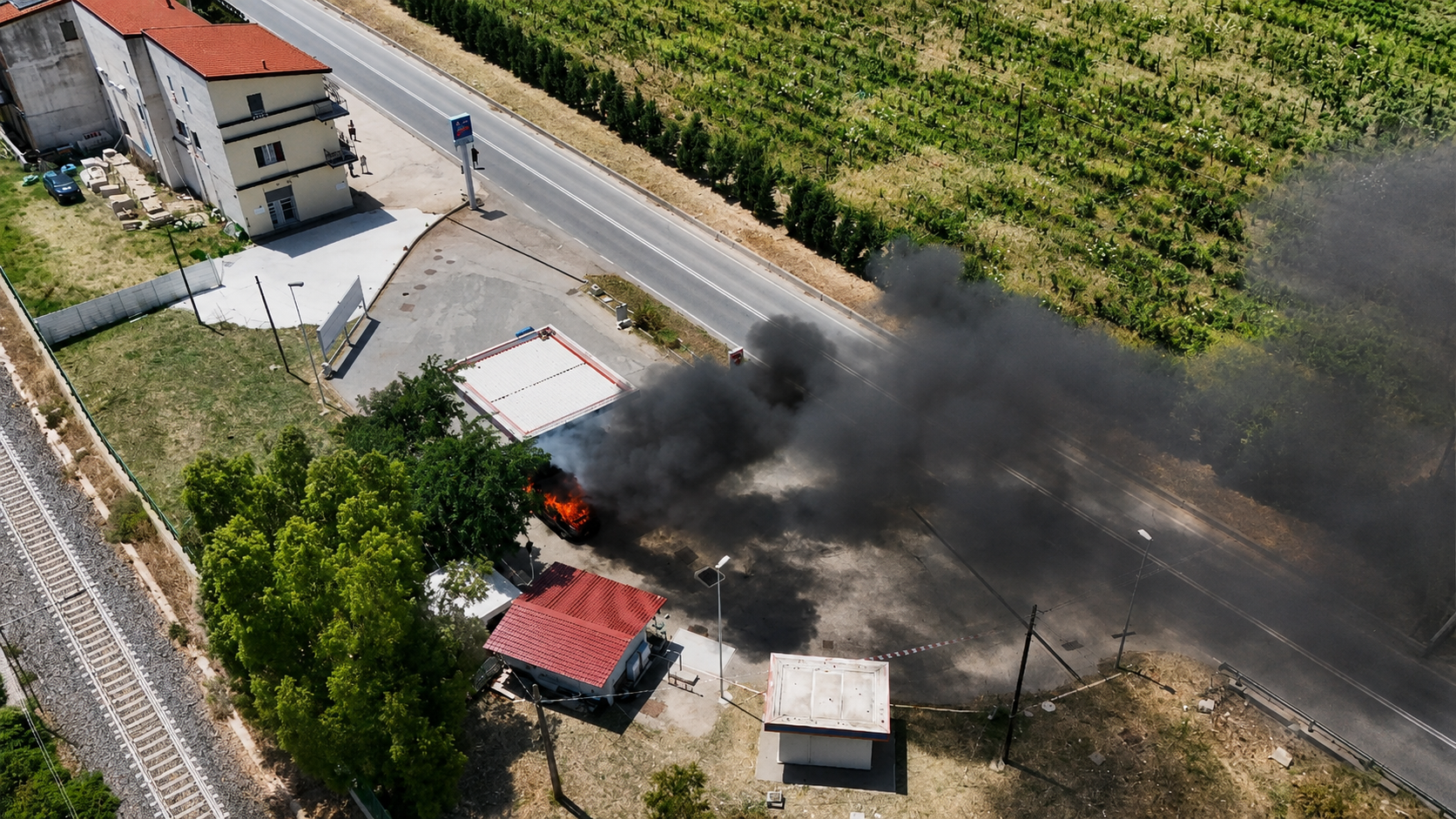Tragedia ad Amendolara, auto prende fuoco in un’area di servizio sulla Statale 106: quattro morti
