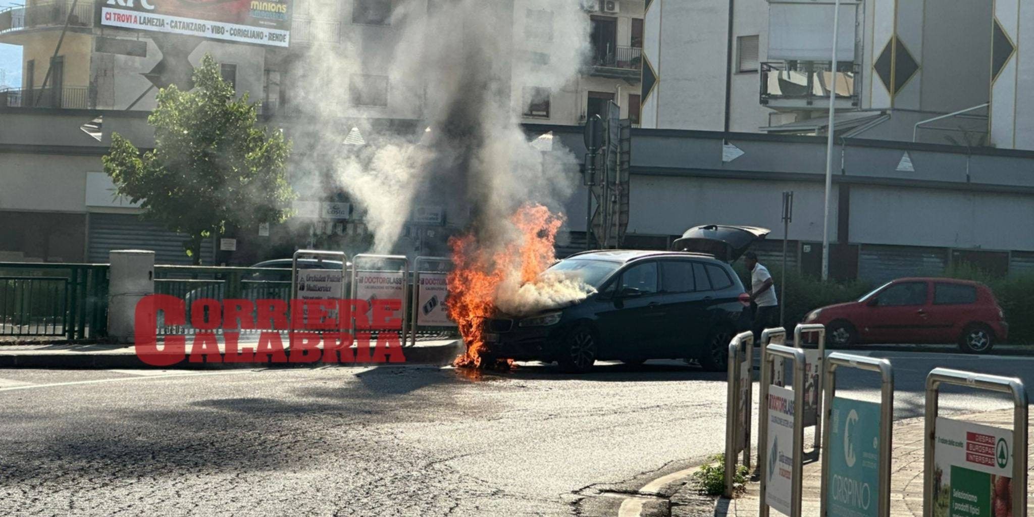 Cosenza, in fiamme un’auto nei pressi dello svincolo autostradale – VIDEO