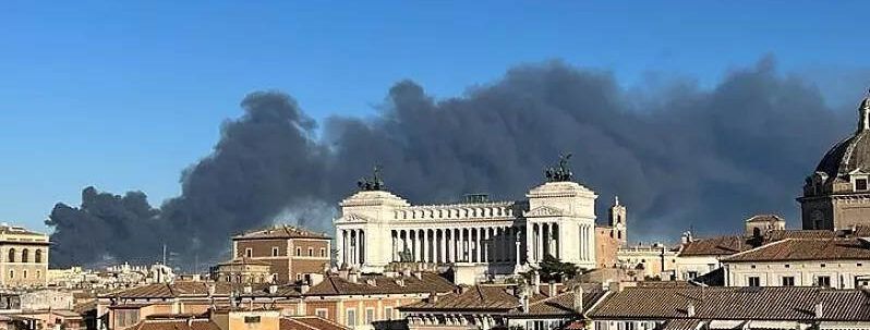 Vasto incendio a Roma, fumo invade la Capitale: forti esplosioni in autodemolitori