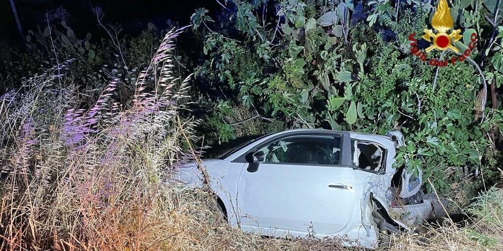 Incidente a Crotone, due ragazze finiscono fuori strada con l’auto