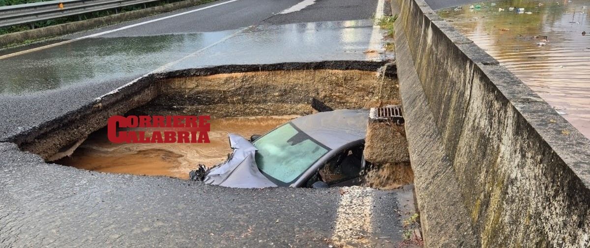 Si apre una voragine sulla Ss 280 dei Due Mari, auto inghiottita dall’asfalto – VIDEO E FOTO
