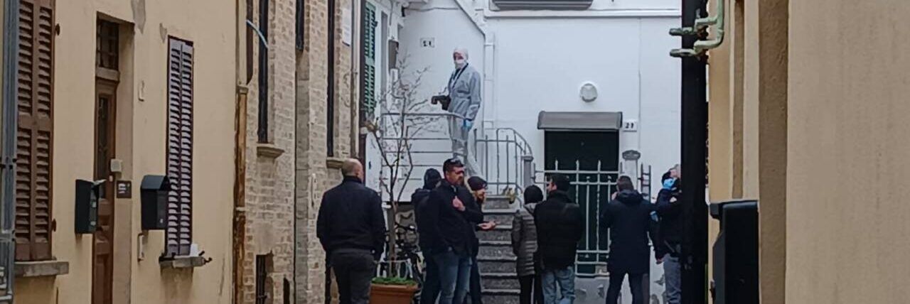 Giallo a Pesaro, 27enne trovato accoltellato in casa