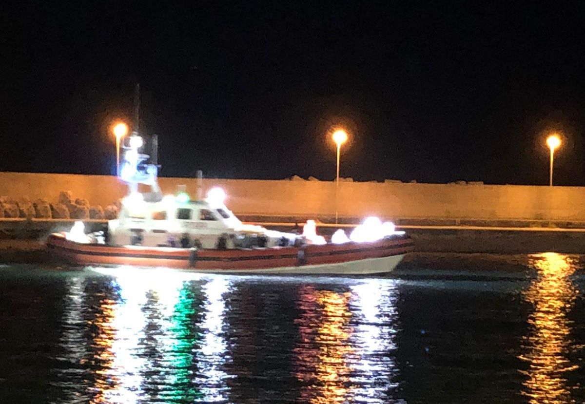 Nuovo sbarco di migranti a Roccella Jonica, in 69 soccorsi dalla Guardia costiera