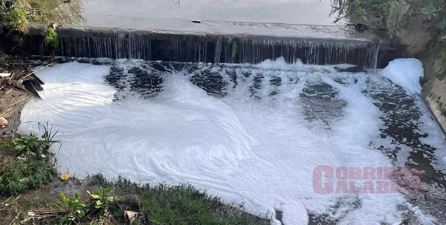 Schiuma nel torrente Cantagalli a Lamezia, l’analisi Arpacal: «Tensioattivi e carica batterica elevata nei campioni»