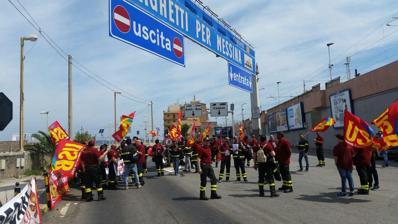 I vigili del fuoco bloccano lo Stretto