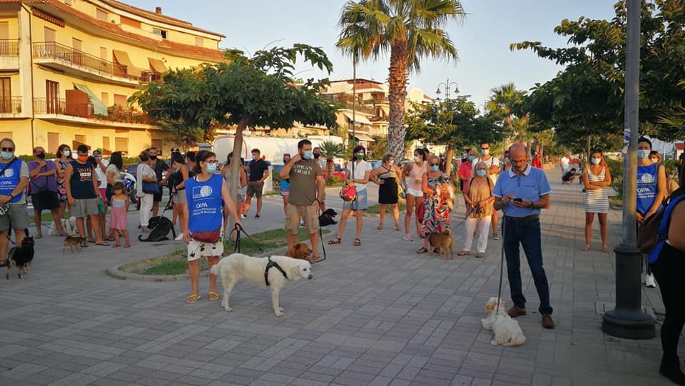 Lungomare e parchi vietati ai cani, sit-in a Falerna