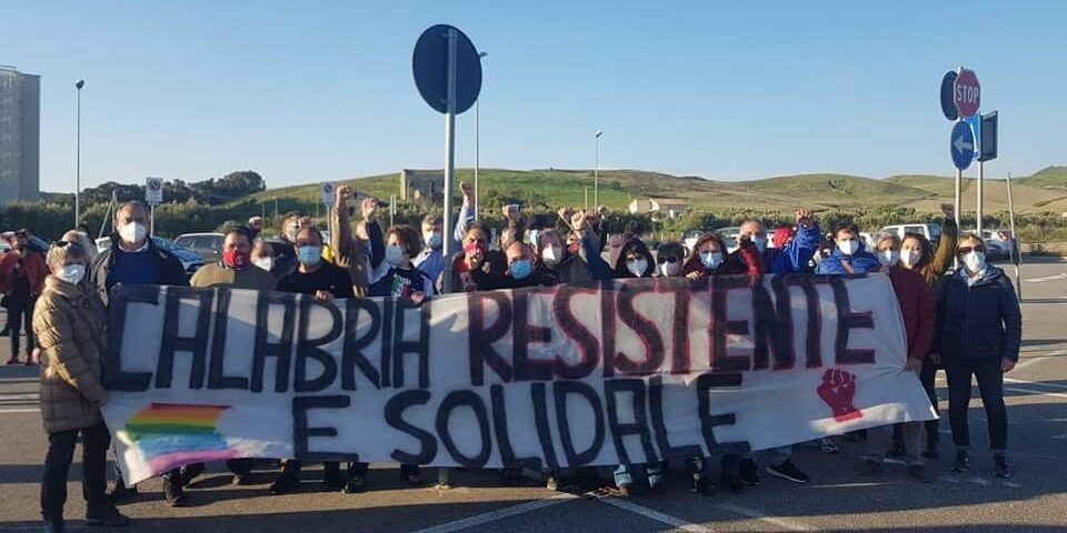 “Calabria resistente e solidale” annuncia l’assemblea orfana di Lucano: è rottura?