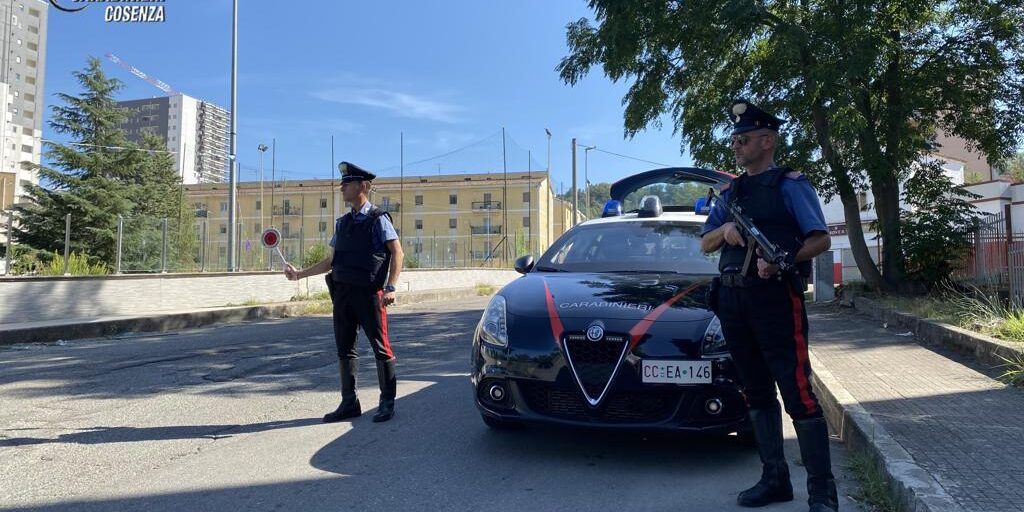 Nascondeva in casa due pistole con matricola abrasa, arrestato un 33enne a Cosenza