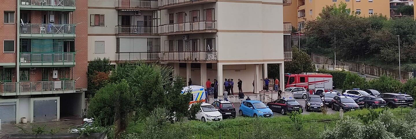 Tenta di riparare un’antenna tv, 13enne precipita da una finestra e muore